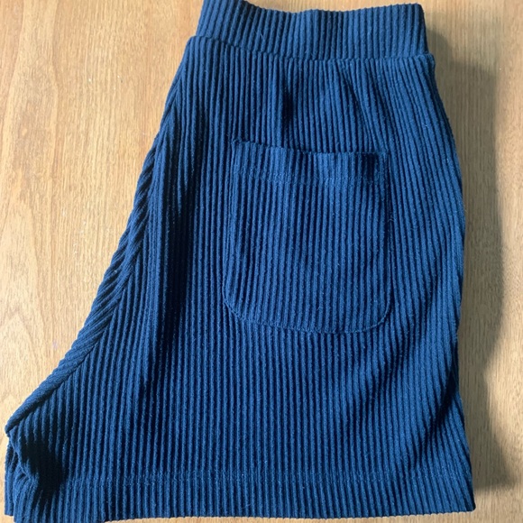 ALO Yoga Women's Black Ribbed Athletic Shorts - Picture 6 of 6